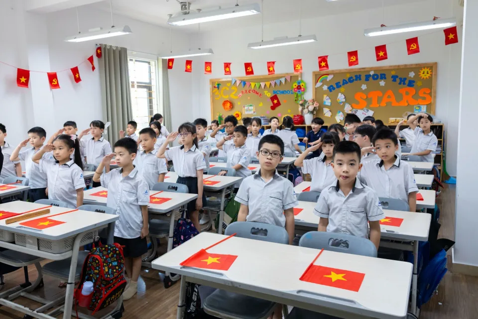 Học sinh làm bài tại lớp